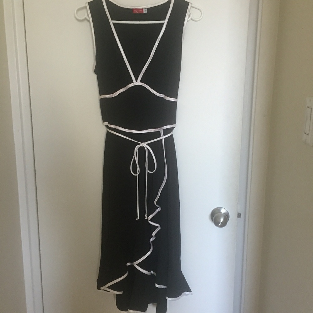 Sleeveless Ruffle V-Neck Dress